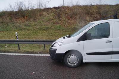 Leonberg: Vermutlich technischer Defekt loest Unfall mit drei Fahrzeugen aus.